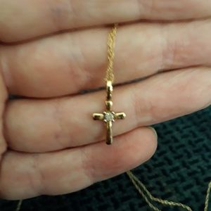 10K YELLOW GOLD DIAMOND CROSS NECKLACE